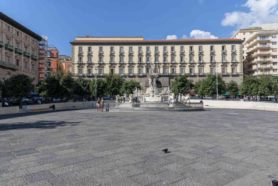 118 - Italia - Nápoles - plaza Municipio.jpg